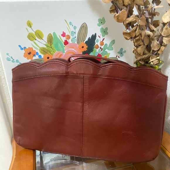 Vintage Contessa Oversized Scalloped Leather Clutch/Wristlet - Picture 4 of 10